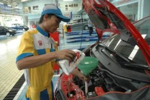 cara yang tepat dan benar mengganti oli mobil