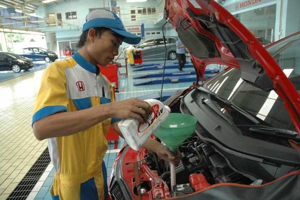 cara yang tepat dan benar mengganti oli mobil