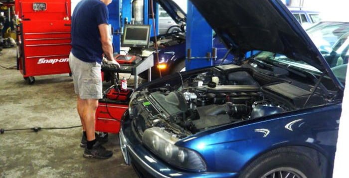 tips perawatan berkala agar performa mesin mobil terjaga
