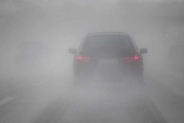 knalpot mobil keluar asap putih