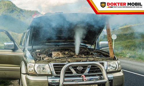 Kebiasaan Menggunakan Air Biasa Sebagai Coolant Menjadi Penyebab Mesin Mobil Sering Panas