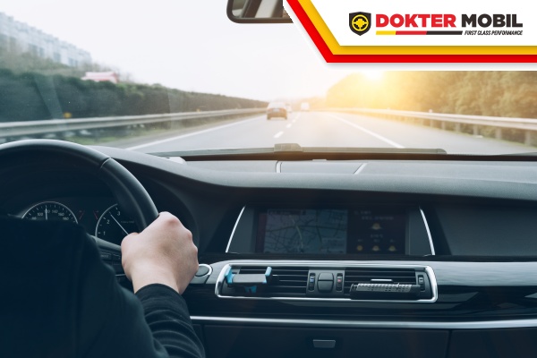 mesin mobil brebet saat digas