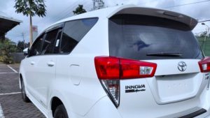 menjaga mobil toyota kijang innova