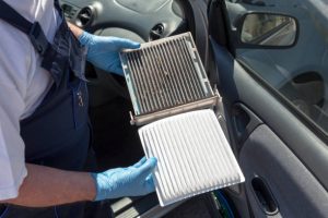 Membersihkan Filter AC Mobil