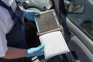 Membersihkan Filter AC Mobil
