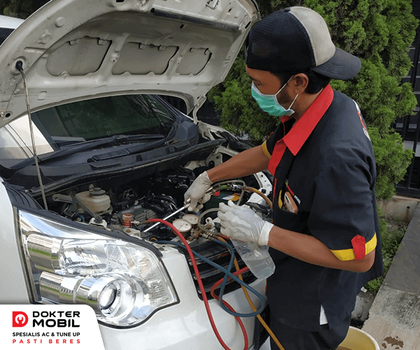 mengkilapkan cat mobil warna hitam