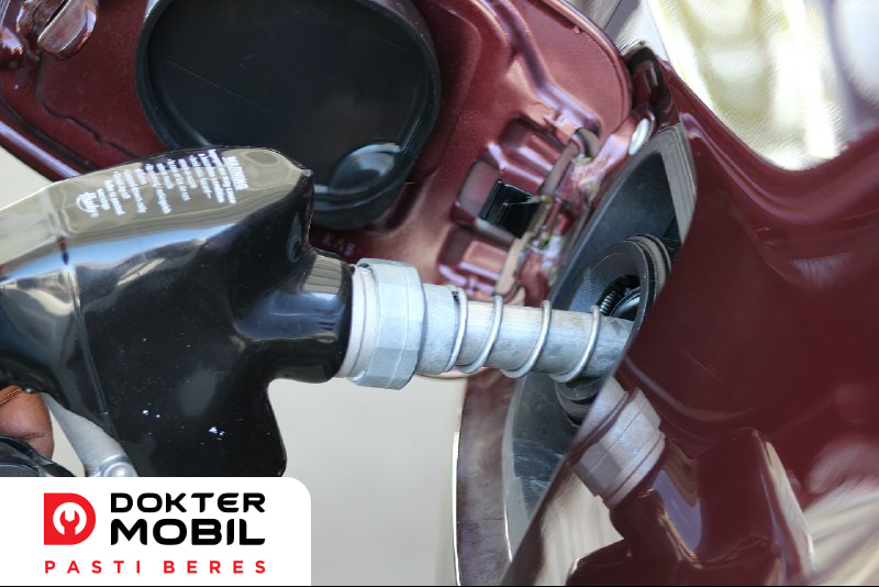 menggoyang mobil saat mengisi bensin (2)