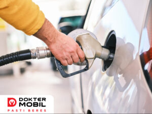 menggoyang mobil saat mengisi bensin