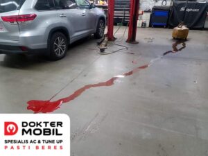 Penyebab dan Solusi Oli Transmisi Mobil Bocor