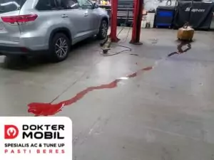 Penyebab dan Solusi Oli Transmisi Mobil Bocor