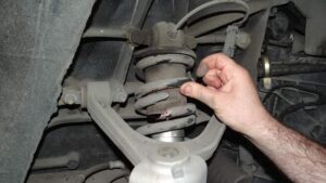 6 Penyebab Suspensi Mobil Keras & Cara Mengatasinya6 Penyebab Suspensi Mobil Keras & Cara Mengatasinya