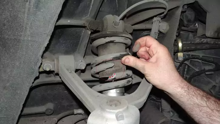 6 Penyebab Suspensi Mobil Keras & Cara Mengatasinya6 Penyebab Suspensi Mobil Keras & Cara Mengatasinya