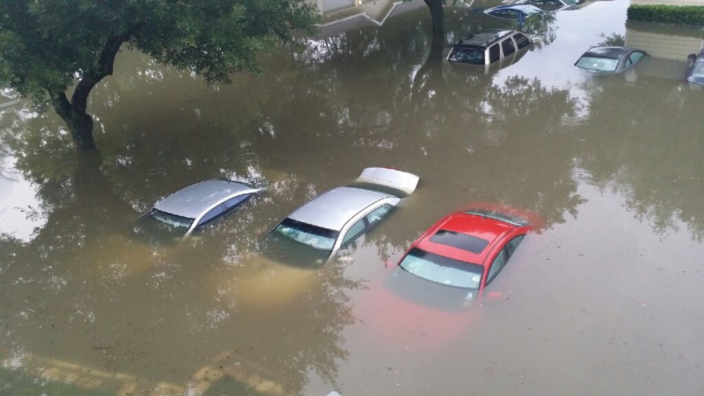 8 Bahaya Mobil Bekas Banjir, Bisa Keluar Duit Banyak