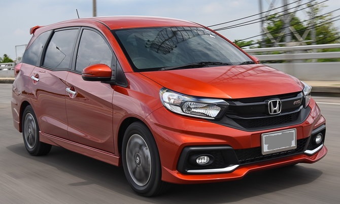 8 Penyebab Suspensi Mobilio Keras & Cara Bikin Empuk Lagi
