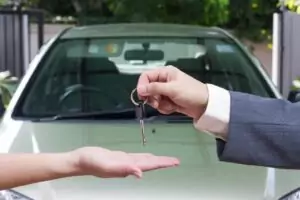 Beli Mobil Bekas Tanpa Buku Service, Ini 5 Resikonya