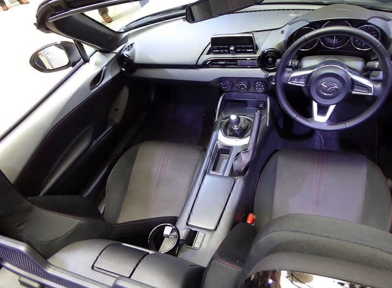 Cara Menyalakan Mobil Manual yang Tepat dan Aman