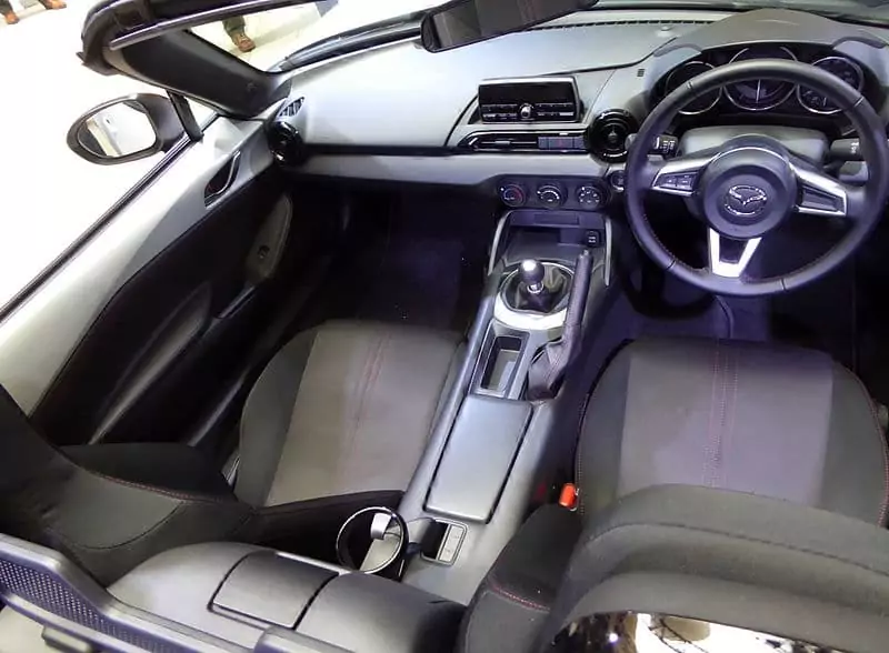 Cara Menyalakan Mobil Manual yang Tepat dan Aman