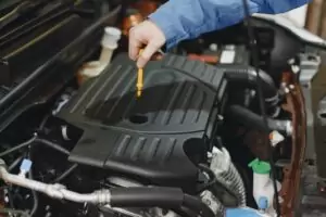 Hati-hati! Ini Efek Buruk Oli Mesin Mobil Kemasukan Air