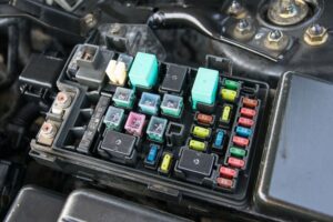 Ini Letak Sekring AC Mobil Agya & 5 Cara Gantinya