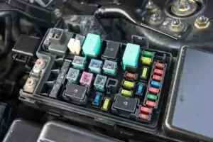 Ini Letak Sekring AC Mobil Agya & 5 Cara Gantinya