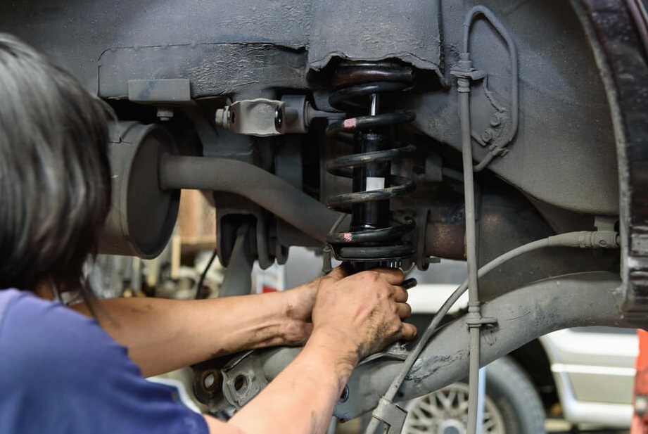 Kapan Ganti Oli Shockbreaker Mobil & Berapa Biayanya