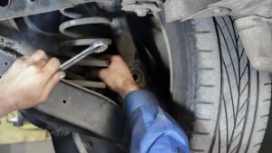 4 Penyebab Shockbreaker Mobil Bunyi Berdecit & Solusinya