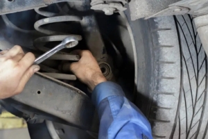 4 Penyebab Shockbreaker Mobil Bunyi Berdecit & Solusinya