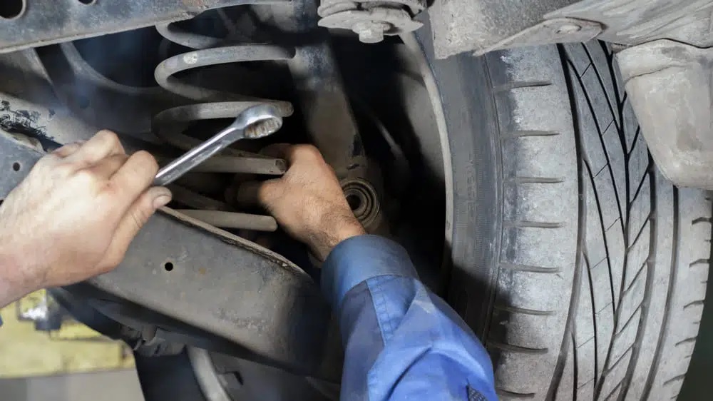 4 Penyebab Shockbreaker Mobil Bunyi Berdecit & Solusinya