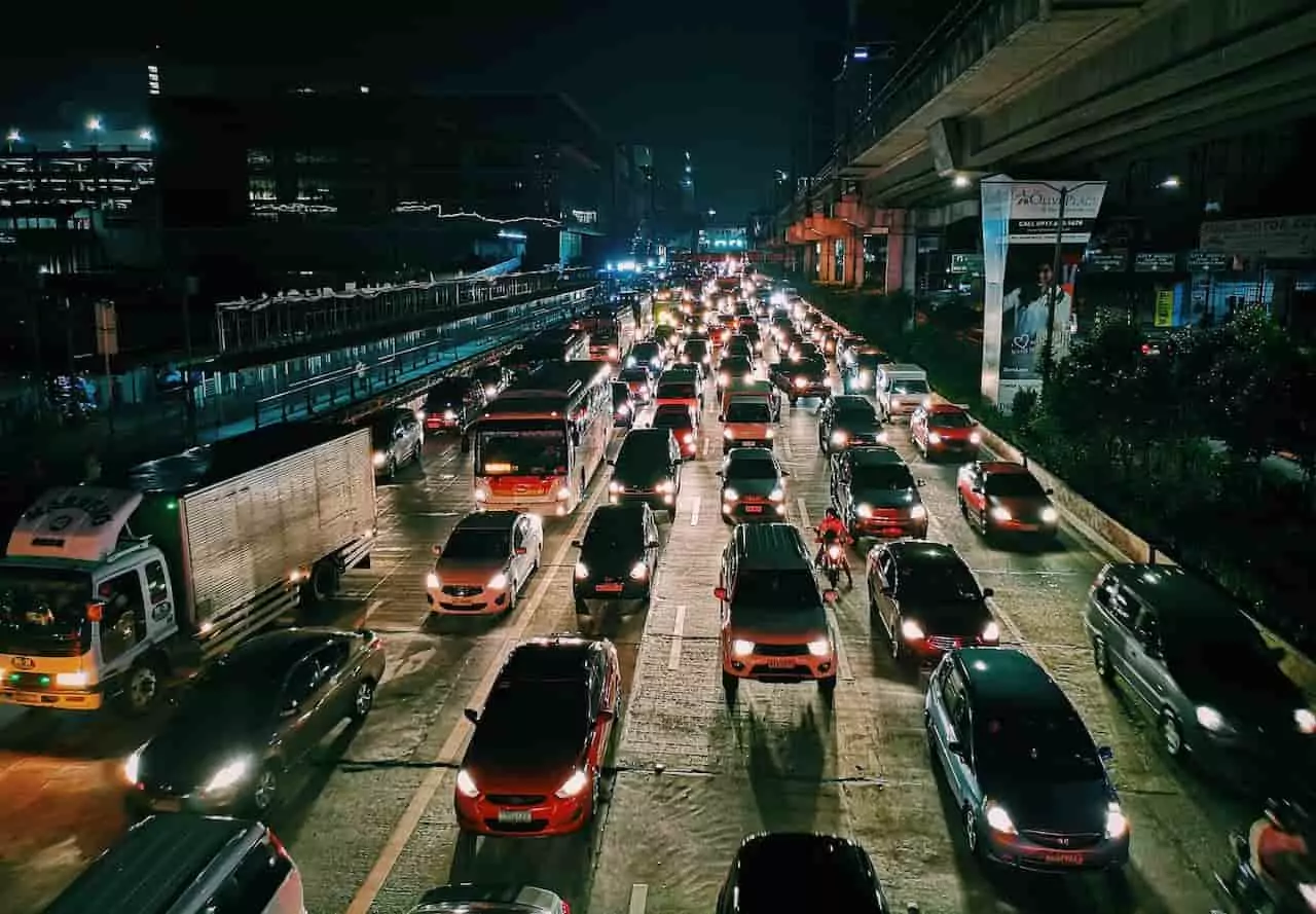 Inilah Alasan Mengapa Macet Bikin Boros Bensin pada Mobil