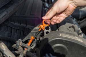 3 Cara Cek Oli Mesin Mobil Pakai Dipstick Ternyata Begini