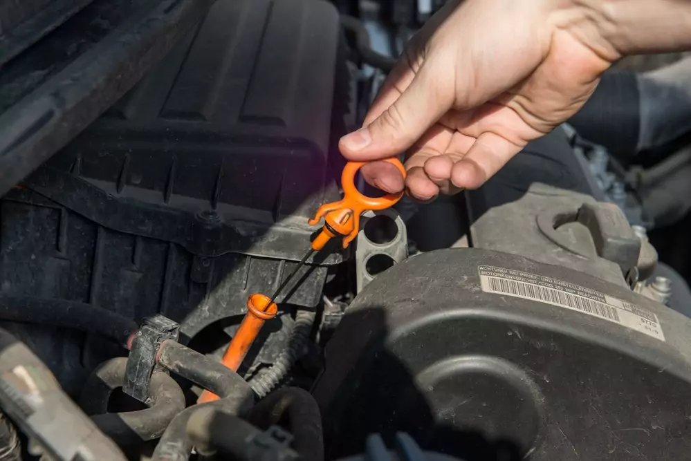 3 Cara Cek Oli Mesin Mobil Pakai Dipstick Ternyata Begini