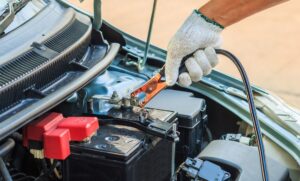 5 Cara Mengetahui Masa Kadaluarsa Aki Mobil, Agar Tidak Salah!