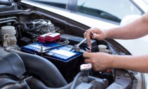 7 Cara Melepas Aki Mobil dengan Mudah dan Aman