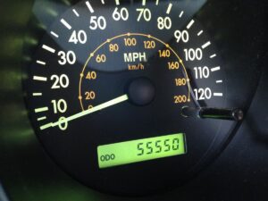 Pentingnya Menghindari Kilometer Mobil Tinggi saat Beli Mobil Bekas