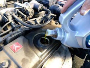 10 Kriteria Oli Mobil yang Bagus untuk Perjalanan Jauh