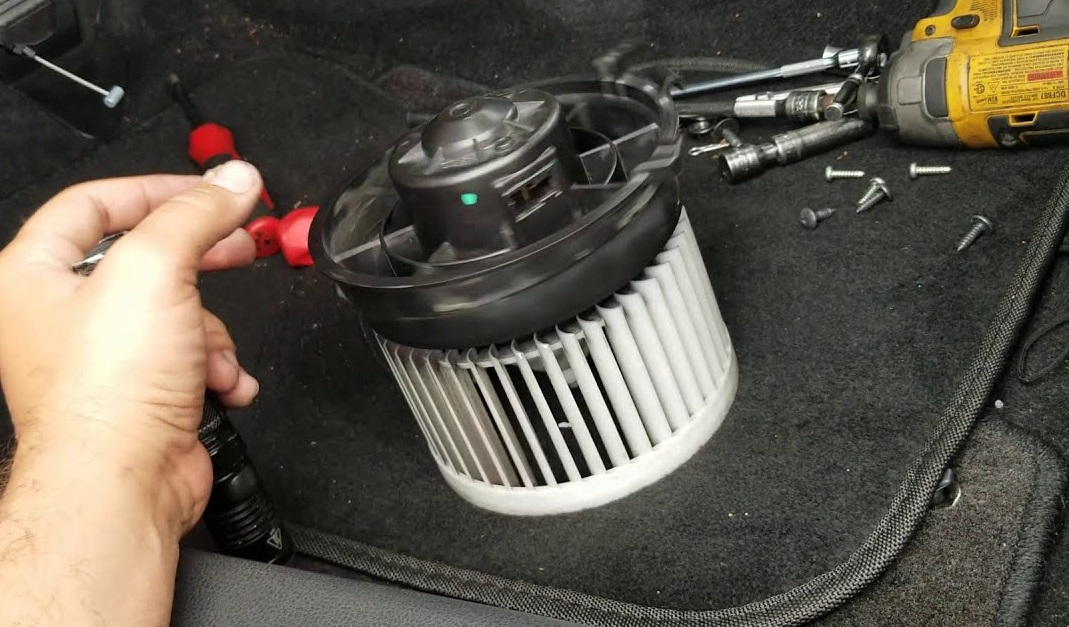 5 Penyebab Blower AC Mobil Tidak Mau Mati & Cara Mengatasinya