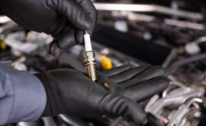 7 Penyebab Busi Mobil Basah Bensin & Cara Jitu Mengatasinya