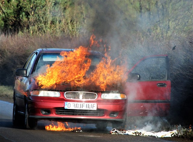 Berbagai Penyebab Mobil Terbakar saat Parkir, Wajib Hati-hati!