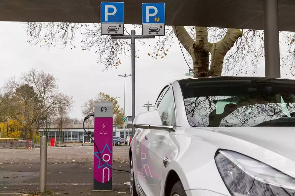Efek Negatif Sering Menyalakan Mesin Mobil saat Berhenti dan Parkir