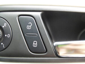 Fungsi Tombol pada Dashboard Mobil