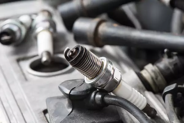 cara menentukan periode penggantian busi mobil