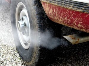 Penyebab Knalpot Mobil Bau Bensin