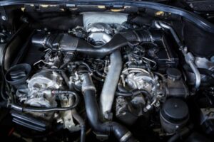 membersihkan mesin mobil dari kotoran tikus