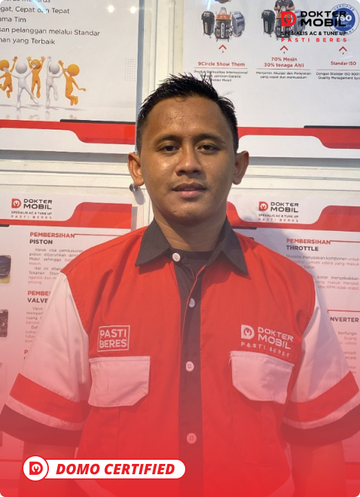 gambar teknisi dokte mobil