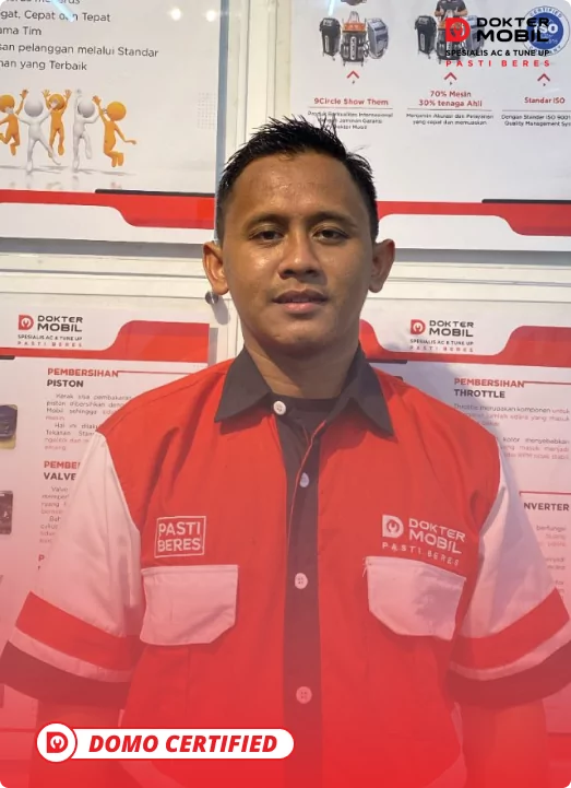 gambar teknisi dokte mobil