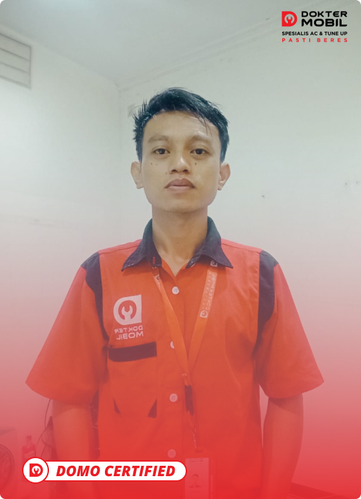 gambar teknisi dokte mobil