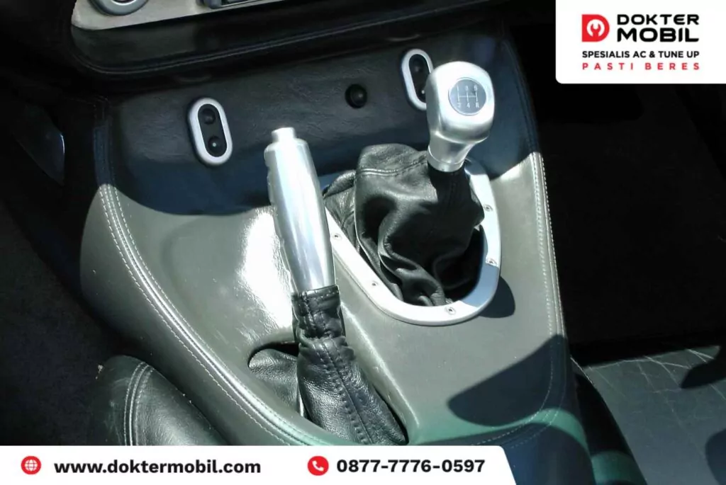 Cara Menggunakan Rem Tangan Mobil yang Paling Tepat