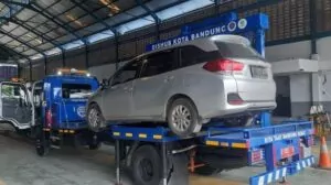 mobil derek hidrolik sedang ujicoba angkut mobil diatasnya