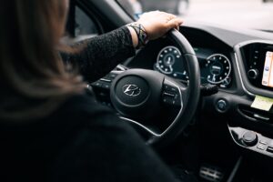 Mobil Nyentak saat Jalan, Ini Penyebab & Solusinya