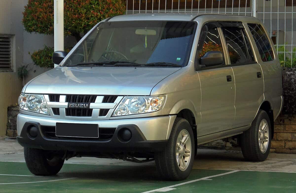 Review Isuzu Panther, Kelebihan Kekurangan, sampai Harga Jualnya